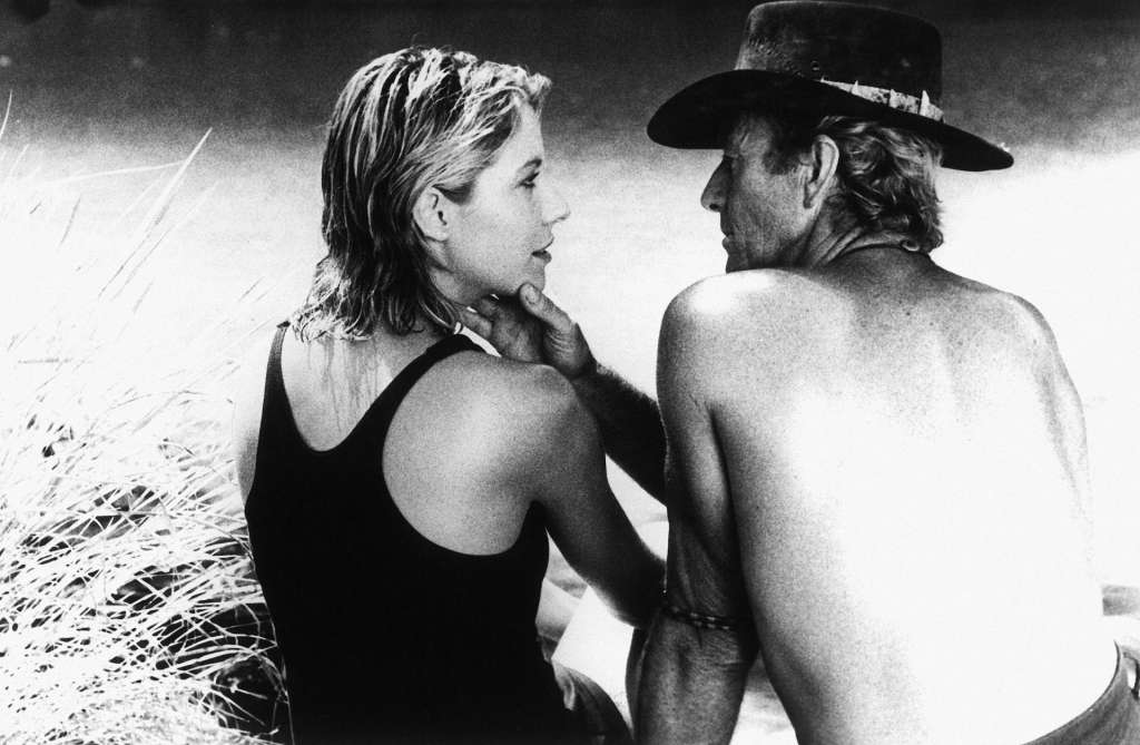 Linda Kozlowski as Sue Charlton and Paul Hogan as Mick ‘Crocodile’ Dundee